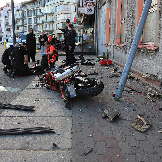 Samochd wjecha w motocyklist i razem wpadli na chodnik taranujc ogrdek restauracji. Kierowca peugeota ucieka, by pod wpywem alkoholu. Zobacz film! 