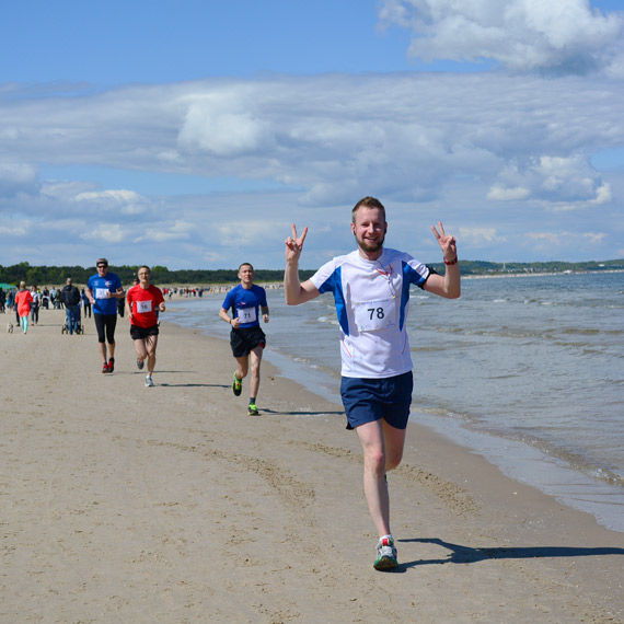 Przebiegli ponad 11 km po świnoujskiej plaży i promenadzie