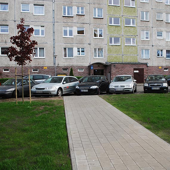 Czytelnik: Mistrzowie parkowania uniemoliwili pieszym przejcie chodnikiem
