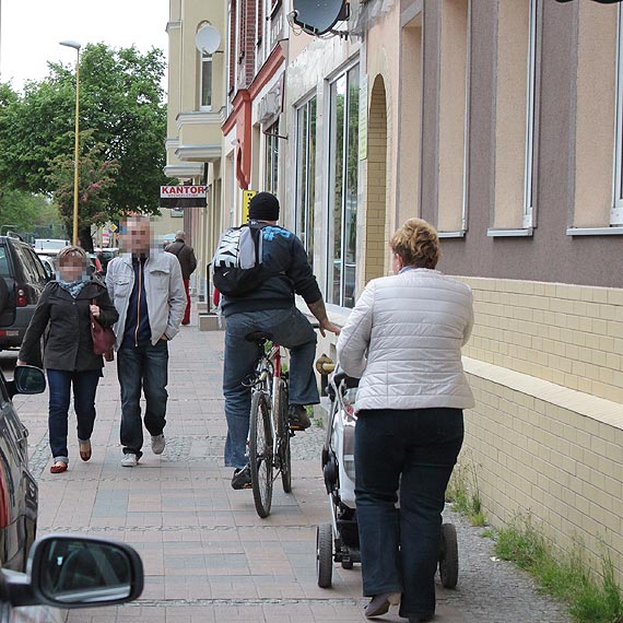 Czytelnik: Dlaczego rowerzyci jed po chodniku, majc obok ciek rowerow?