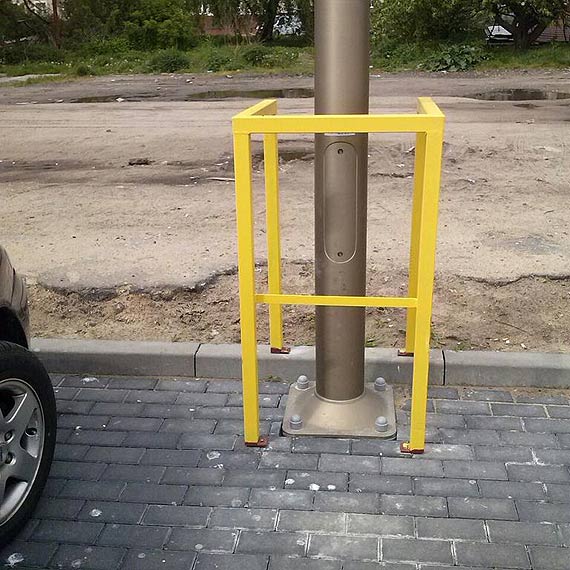 Po co zamontowano te konstrukcje przy lampach tu obok Zielonego Rynku?