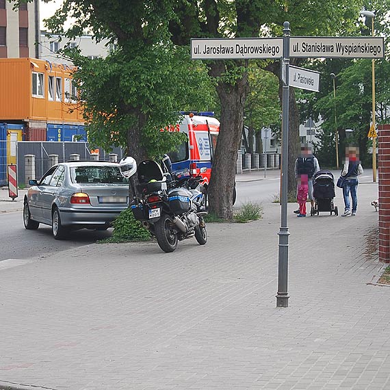 Zamiast si zatrzyma wjecha na skrzyowanie