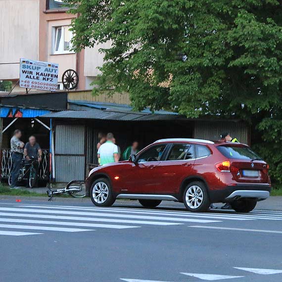 Zderzenie rowerzysty z autem na pasach 