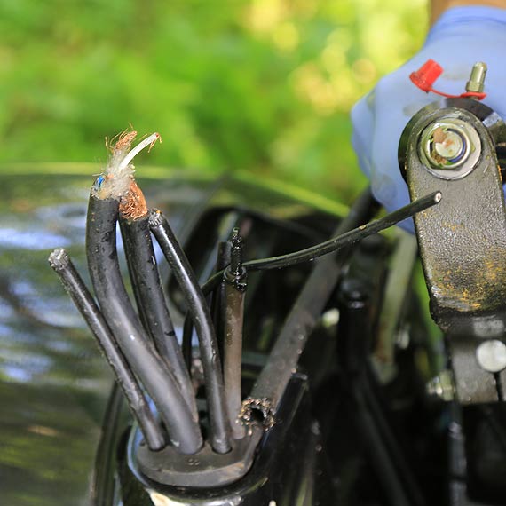Złodzieje ukradli silnik z motorówki naprzeciw biura bosmana mariny