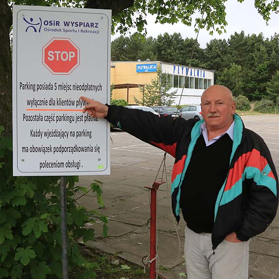 Baagan na parkingu przed pywalni. Tylko pi miejsc dla klientw basenu