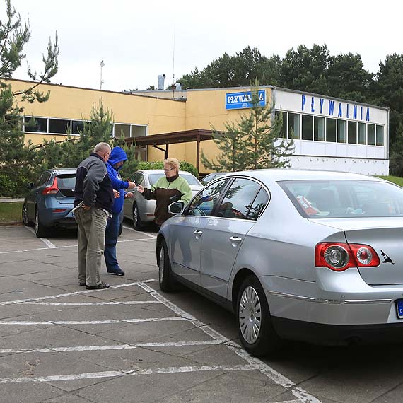 Bałagan na parkingu przed pływalnią. Tylko pięć miejsc dla klientów basenu