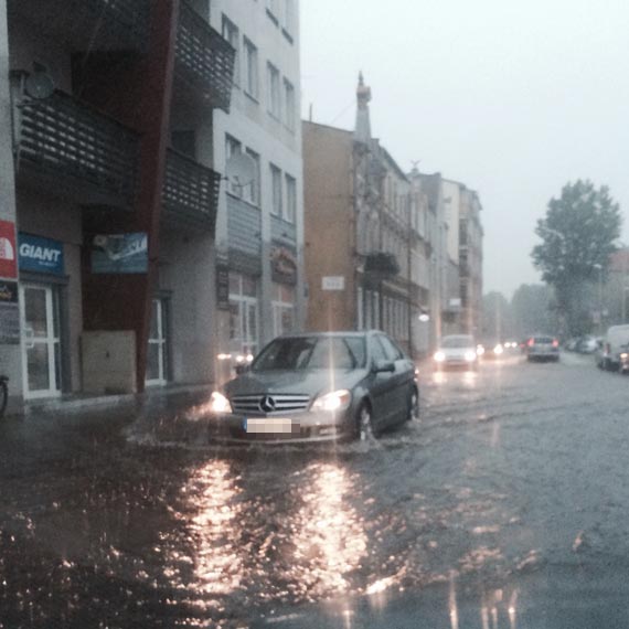 Burza nad miastem, pozalewane ulice i chodniki. Zobacz film!