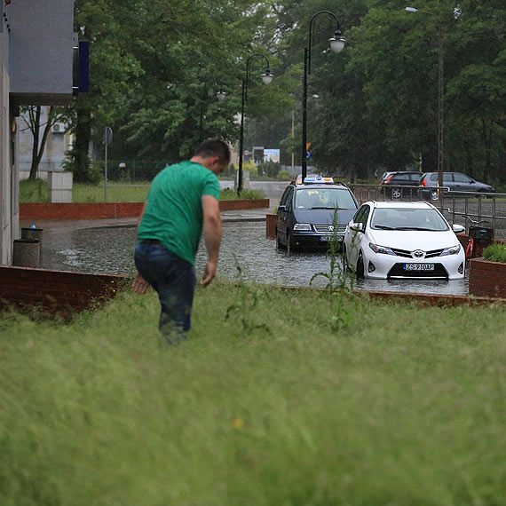 Burza nad miastem, pozalewane ulice i chodniki. Zobacz film!