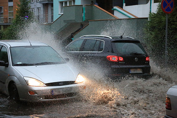 Burza nad miastem, pozalewane ulice i chodniki. Zobacz film!