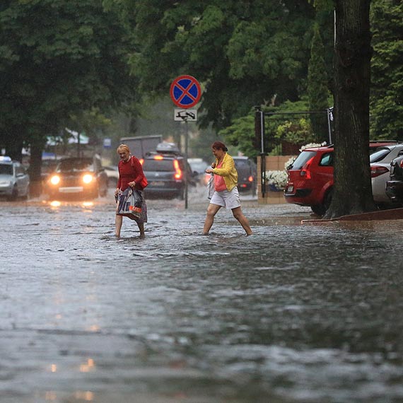 Burza nad miastem, pozalewane ulice i chodniki. Zobacz film!