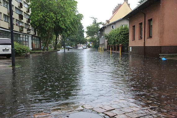 Burza nad miastem, pozalewane ulice i chodniki. Zobacz film!