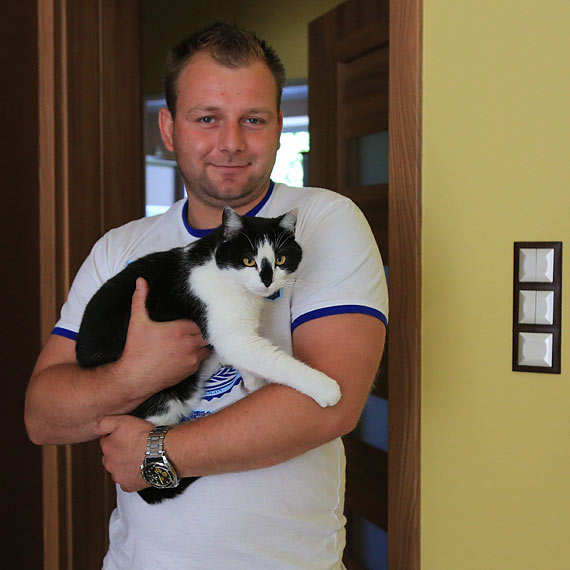 Kot, ktry ugrzz na drzewie uratowany! Pomagali alpinici