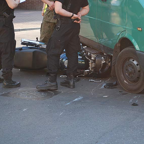 Na ulicy Piastowskiej kierowca samochodu dostawczego zajecha� drog� motocykli�cie