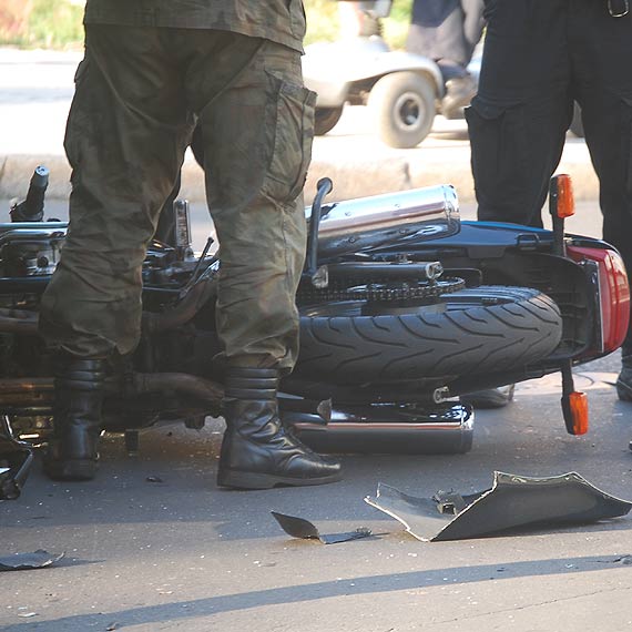 Na ulicy Piastowskiej kierowca samochodu dostawczego zajecha� drog� motocykli�cie