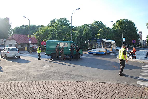 Na ulicy Piastowskiej kierowca samochodu dostawczego zajecha� drog� motocykli�cie