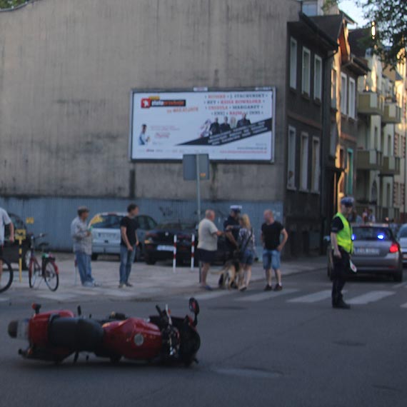 Kierowca Citroena omal nie zabi motocyklisty i zbieg z miejsca zdarzenia!