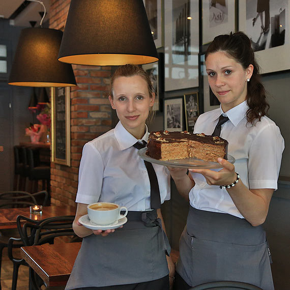 Karolina i Daria zapraszają mieszkańców do cafe rongo