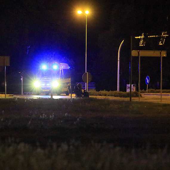 Śpiąca królewna na ruchliwym skrzyżowaniu