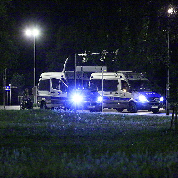 Śpiąca królewna na ruchliwym skrzyżowaniu