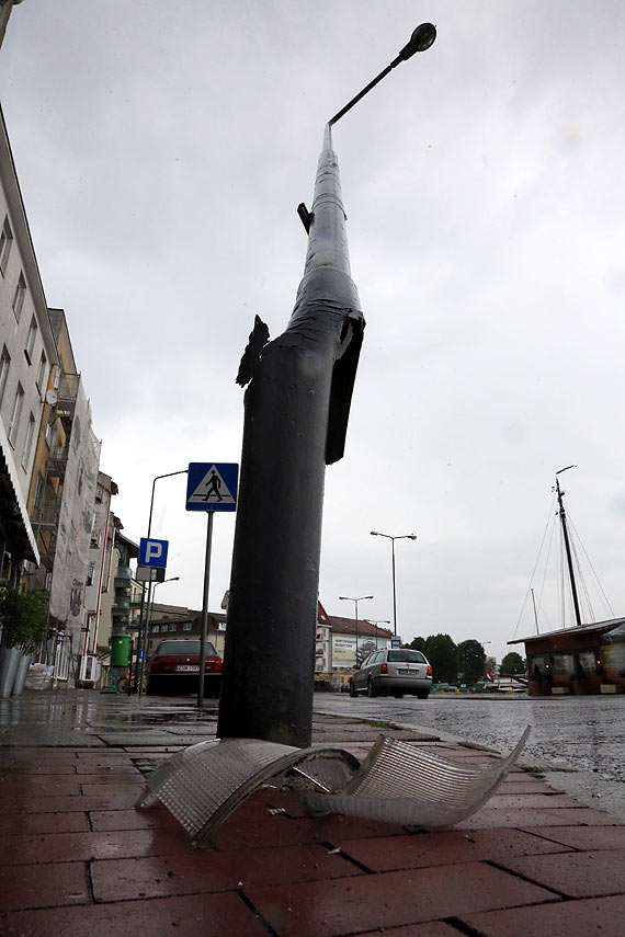 Rami koparki uszkodzio lamp uliczn