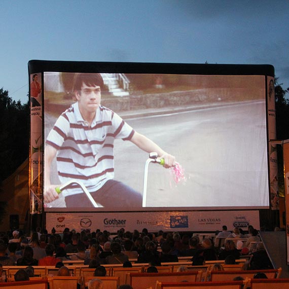 Kino na leżakach dojeżdża do Świnoujścia… Mazdą !