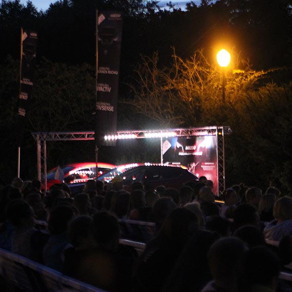 Kino na leżakach dojeżdża do Świnoujścia… Mazdą !