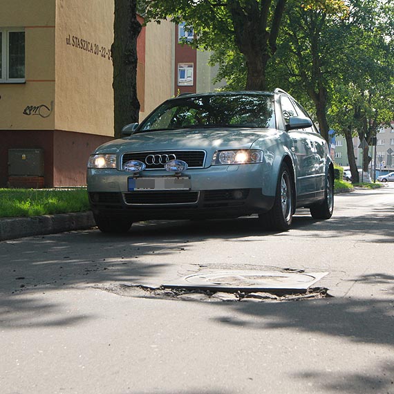 Uwaga! Dziura przy ulicy Staszica nadal jest