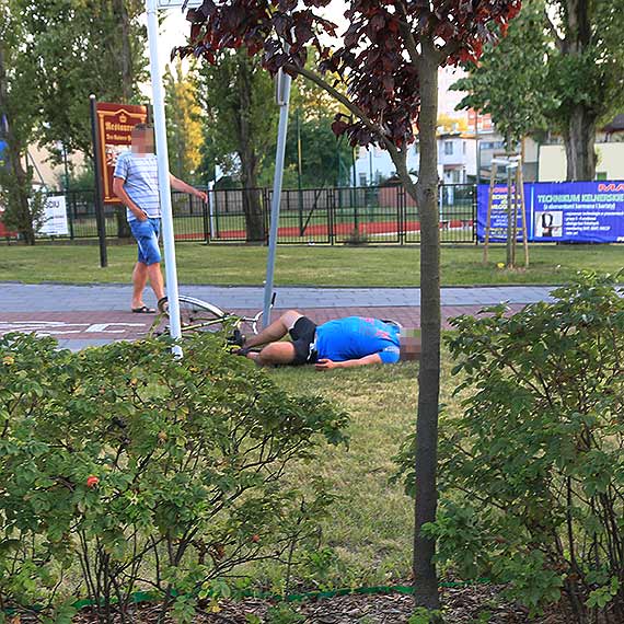 By tak pijany, e rower  tylko przeszkadza