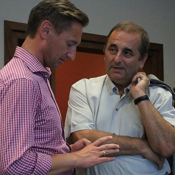 Marszaek Olgierd Geblewicz wrczy statuetki dla najlepiej zaprojektowanych przestrzeni publicznych