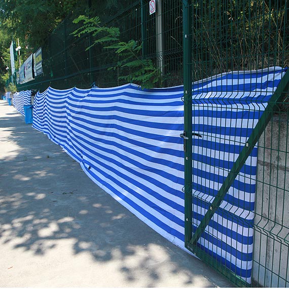 Napisy na stadionie Floty: Dunajko, Rozwałka, Smażyk – grabarze Floty