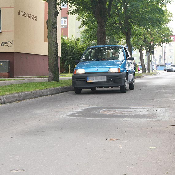 Dziura przy ulicy Staszica nareszcie zaatana