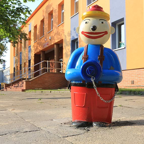 Ma czerwone spodnie, kapelusz i umiech od ucha do ucha. To winoujski Paweek