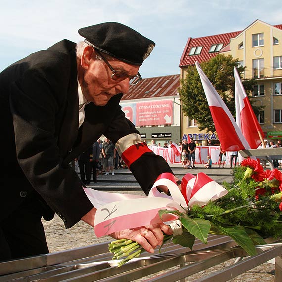 Obchody 70 rocznicy Powstania Warszawskiego. Na Placu Sowiaskim zoyli kwiaty