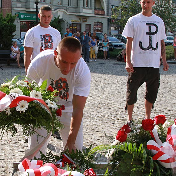 Obchody 70 rocznicy Powstania Warszawskiego. Na Placu Sowiaskim zoyli kwiaty