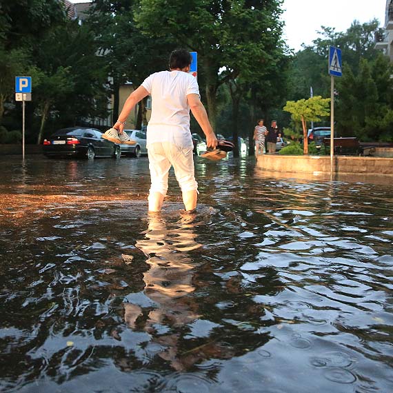 Błyski, grzmoty i grad. Żywioł nad Świnoujściem. Zobacz film!
