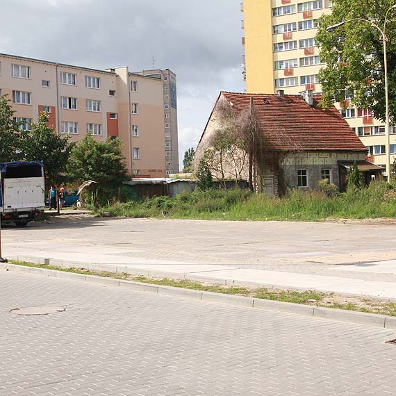 Czytelnik: Pchli targ powinien znajdowa si koo stacji UBB. Starych drzew si nie przesadza 
