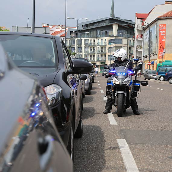 Policjanci karz mandatami kierowcw wpychajcych si do kolejki  
