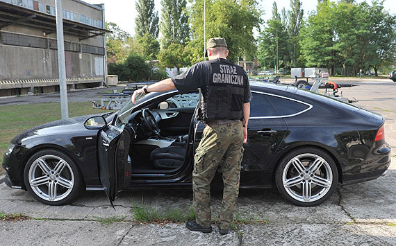 Luksusowe audi i faszywe prawo jazdy