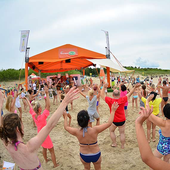Marchewka rządzi na świnoujskiej plaży. Soki idealnym orzeźwieniem na upał