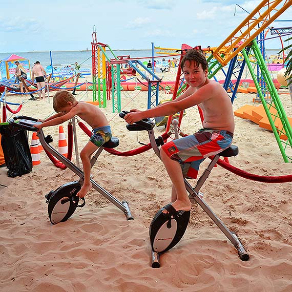 Marchewka rządzi na świnoujskiej plaży. Soki idealnym orzeźwieniem na upał