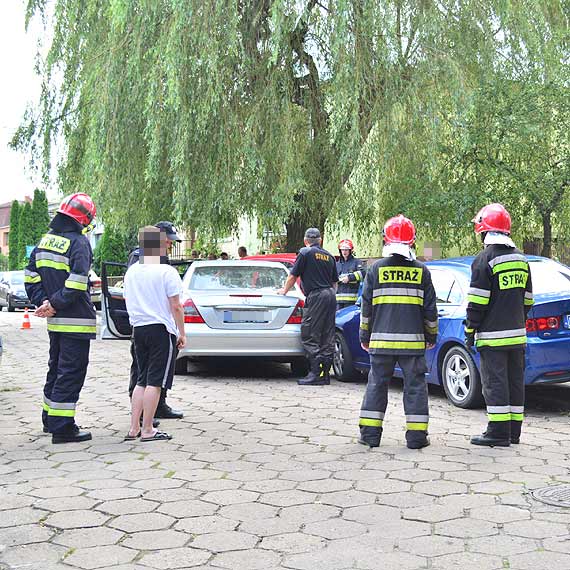 Zasab i uderzy w dwa samochody. Nie puci gazu, mieszkacy ruszyli na pomoc
