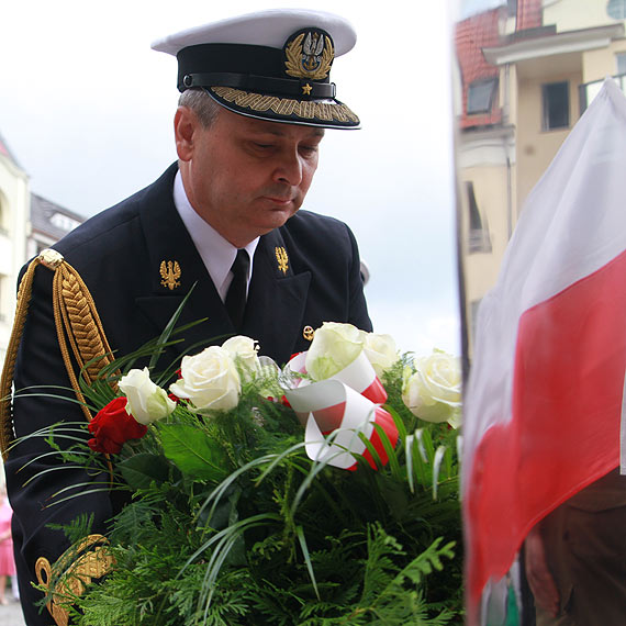 wito Wojska Polskiego. Zoyli kwiaty pod pomnikiem na Placu Sowiaskim