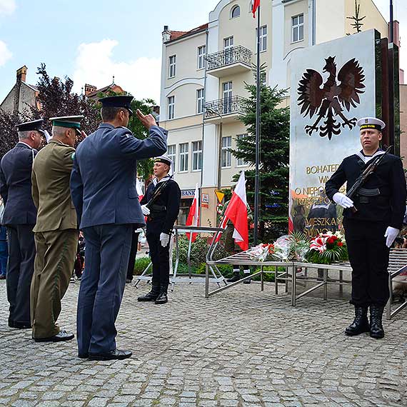 wito Wojska Polskiego. Zoyli kwiaty pod pomnikiem na Placu Sowiaskim