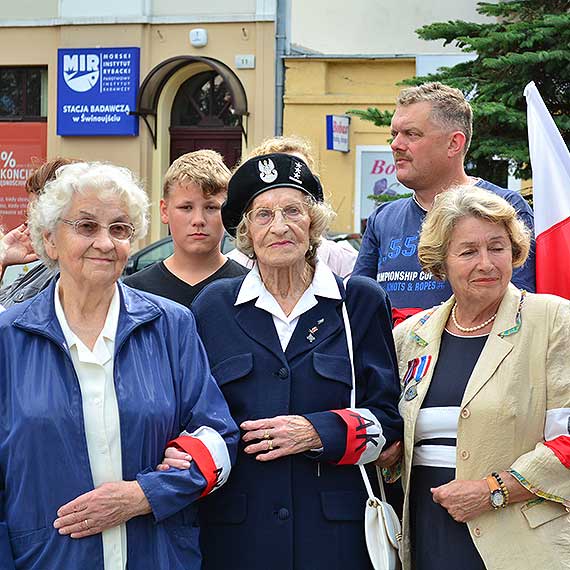 wito Wojska Polskiego. Zoyli kwiaty pod pomnikiem na Placu Sowiaskim