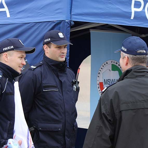 Policjanci po subie uratowali tonce kajakarki