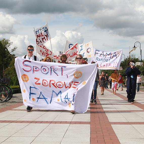 Ulicami miasta przesza Famowa parada
