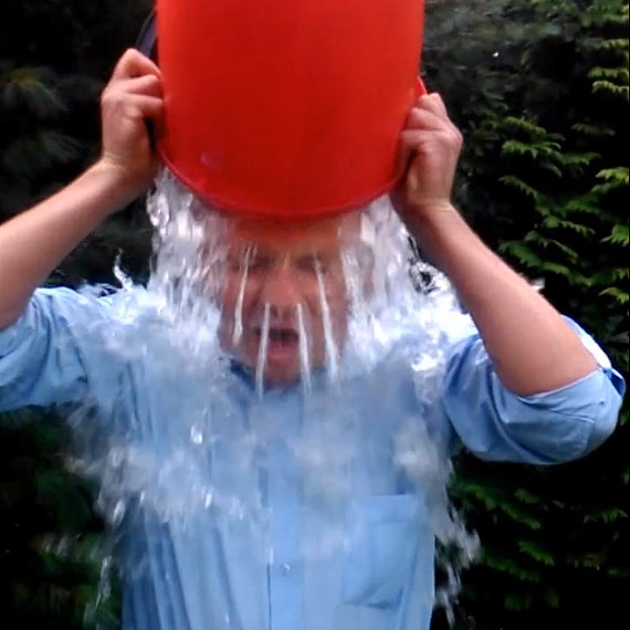 Ice Bucket Challenge. Lodowat wod obla si Jan Borowski. Nominowany zosta prezydent