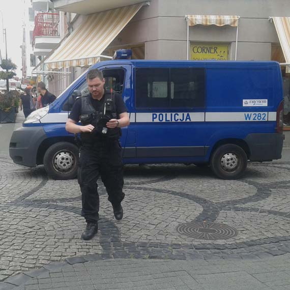 Tajemniczy woreczek porzucony w centrum miasta! Narkotyki ?