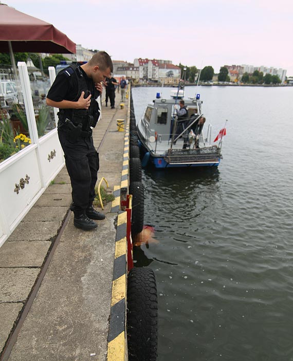 Policja wodna wycigna z kanau zwoki 70- letniego mczyzny. Zobacz film!