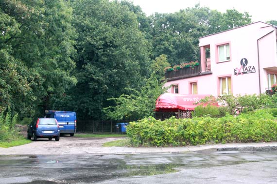 Przechodnie znaleli dokumenty. Na miejsce wezwano policj